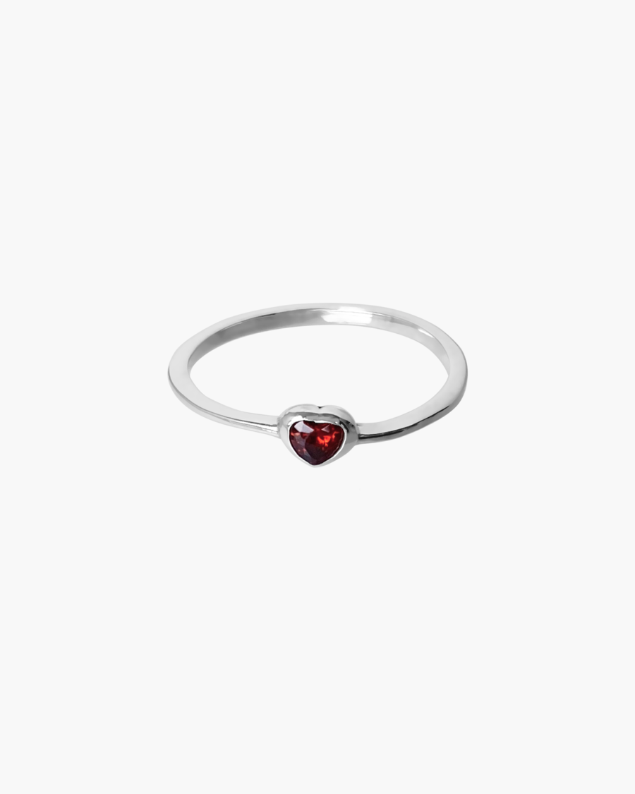 Anillo corazón con zircón rojo